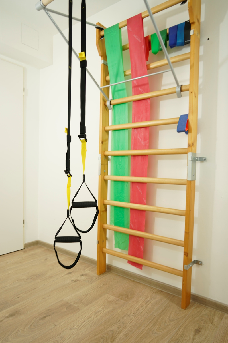 Sprossenwand mit TRX Schlinge