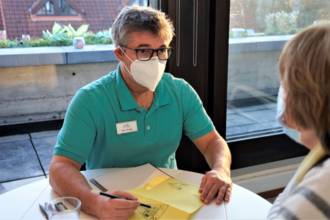 Ernährungsberater und Kundin im Gespräch